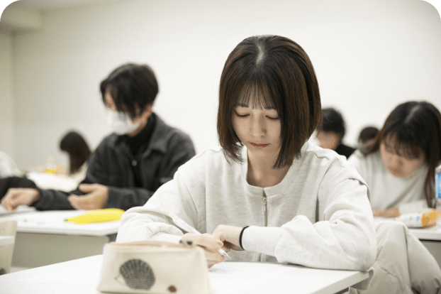 授業は平日16:20から 都内専門学校で唯一の夜間コースで 仕事・学業との両立も可能