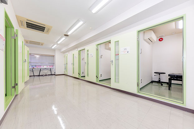 ピアノは、一人一人に合わせた個別レッスンの時間もあり、個人練習スペースも充実！