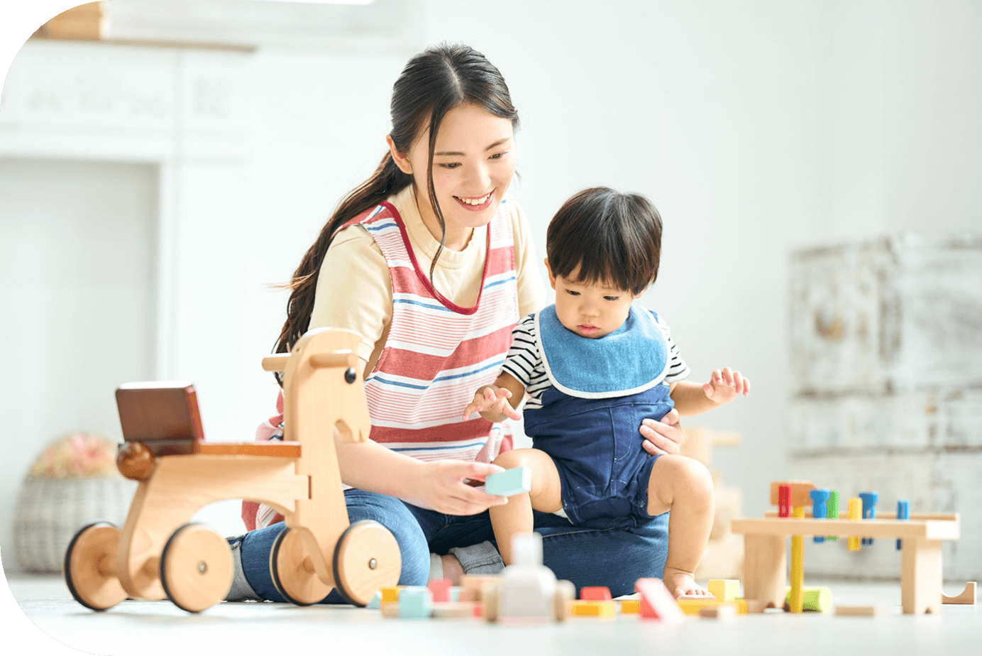 積み木で遊ぶ保育士と幼児