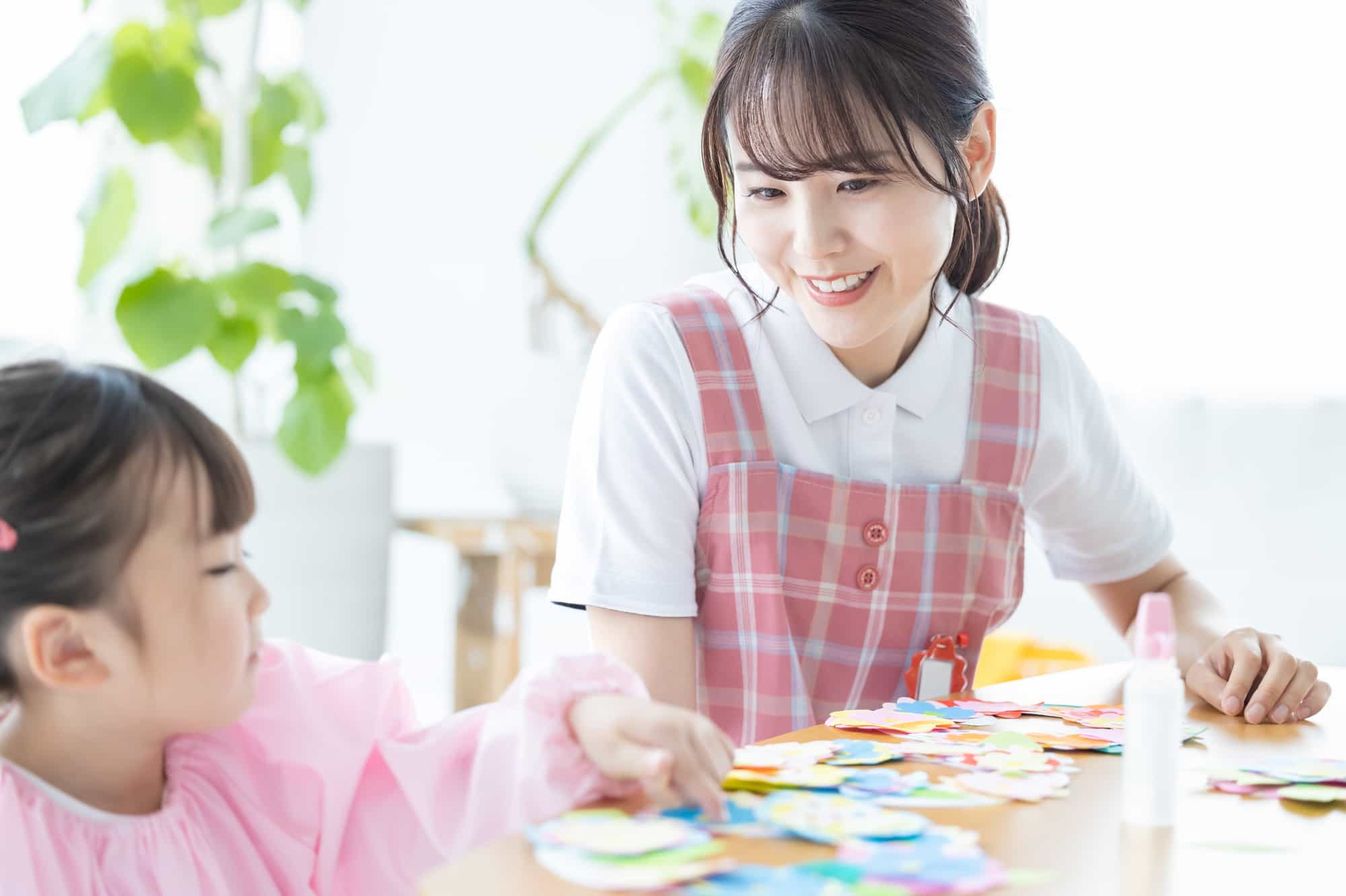 保育士の年間休日はどのくらい？　保育士の勤務体系や有給休暇の取得日数などについても解説